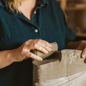Crea atelier met klei DONDERDAG 19:15-21:15 volwassenen